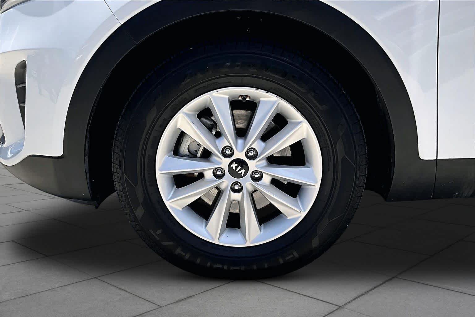 Used 2019 Snow White Pearl Kia LX V6 image 10
