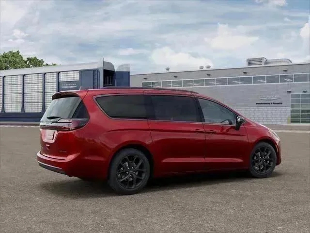 New 2027 Red Hot Pearl-Coat Exterior Paint Chrysler Limited image 2