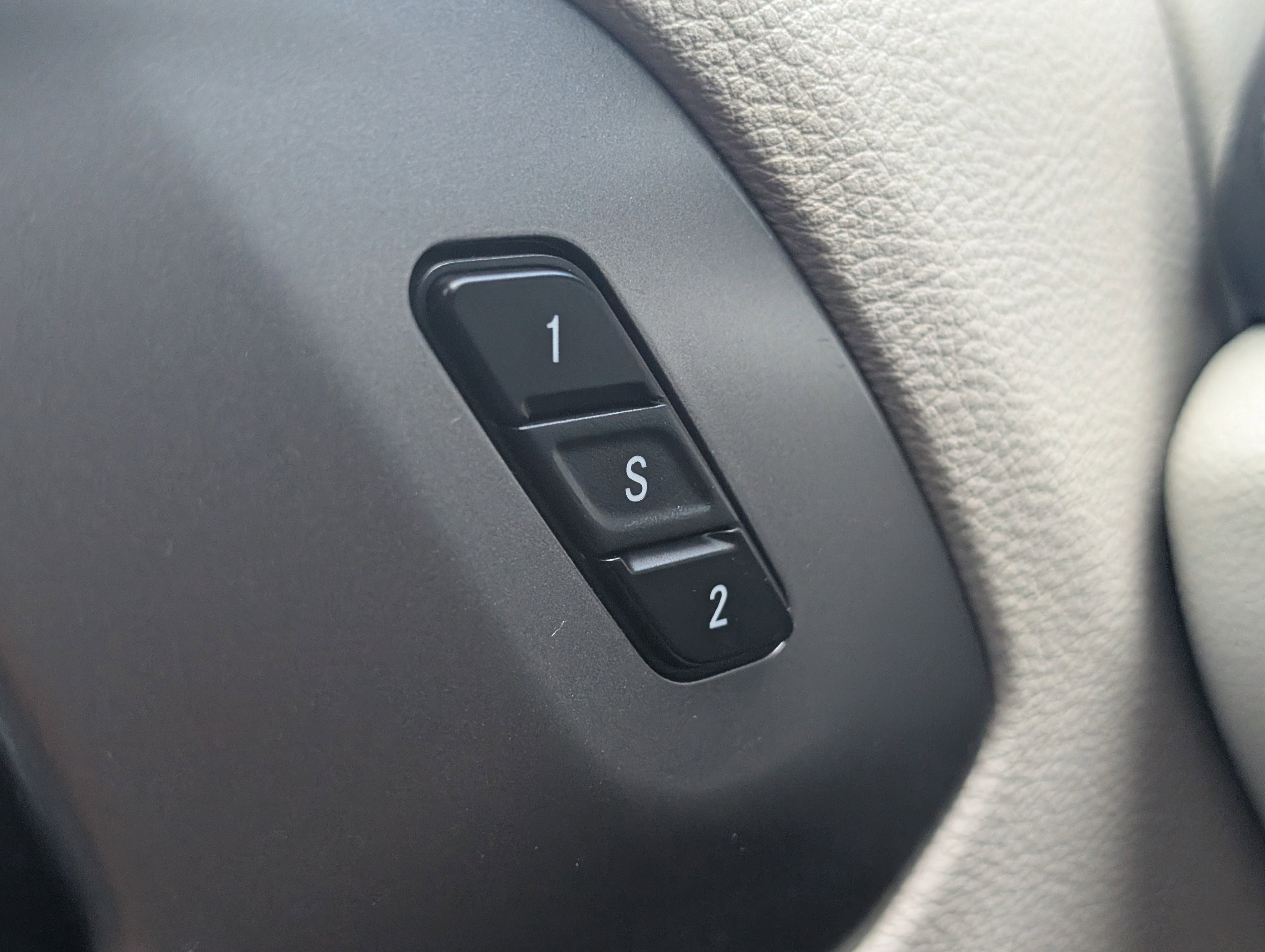 Used 2023 Silver Mist Clearcoat Chrysler Touring L image 13