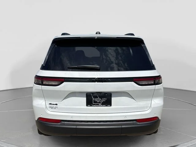 New 2026 Bright White Clear-Coat Exterior Paint Jeep Limited image 5
