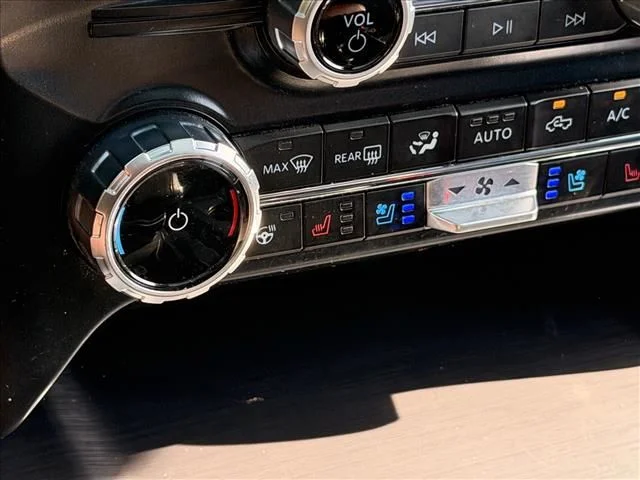 Used 2023  Ford Lariat image 23