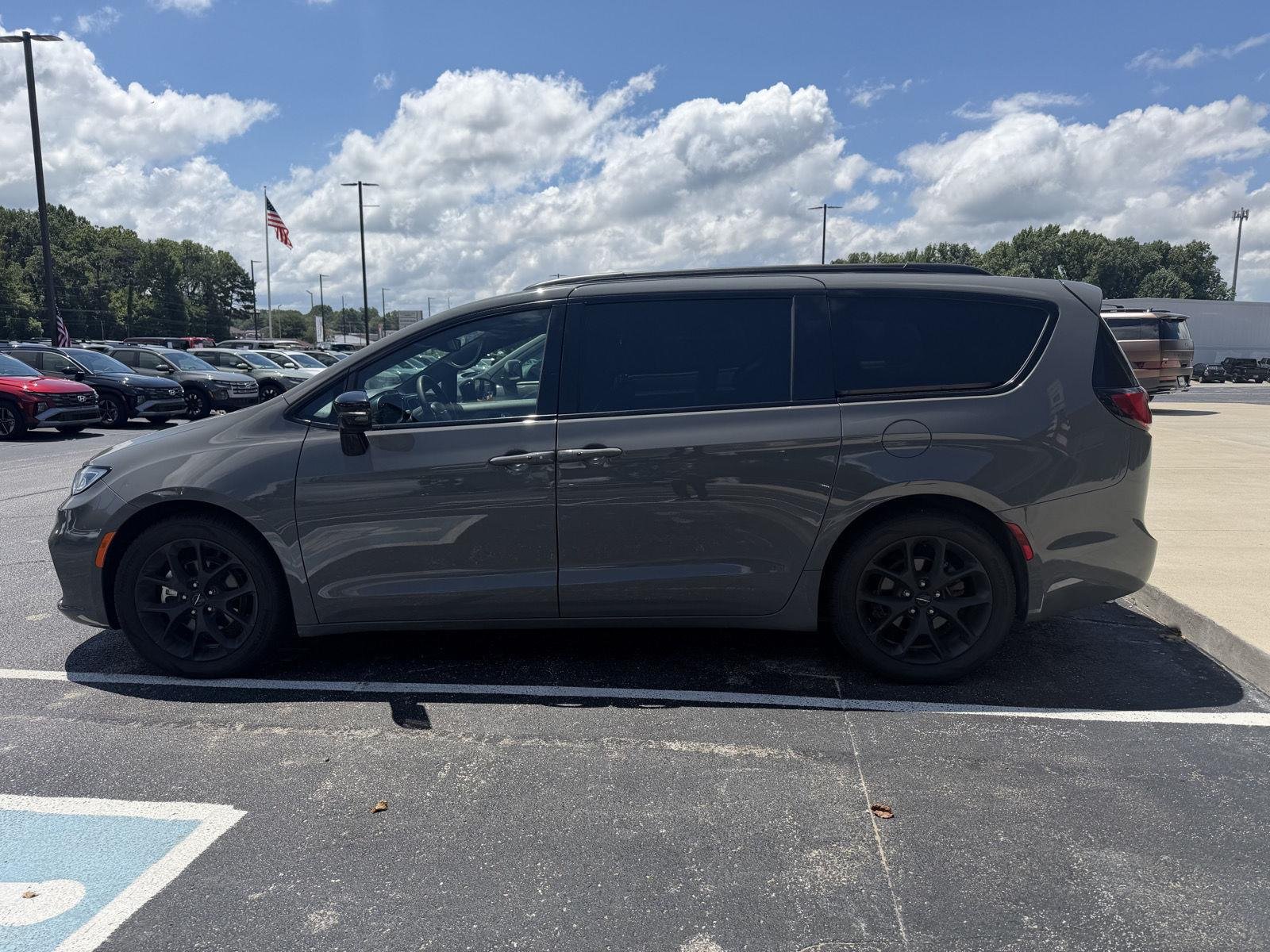 Used 2025 Ceramic Gray Clearcoat Chrysler Limited image 5