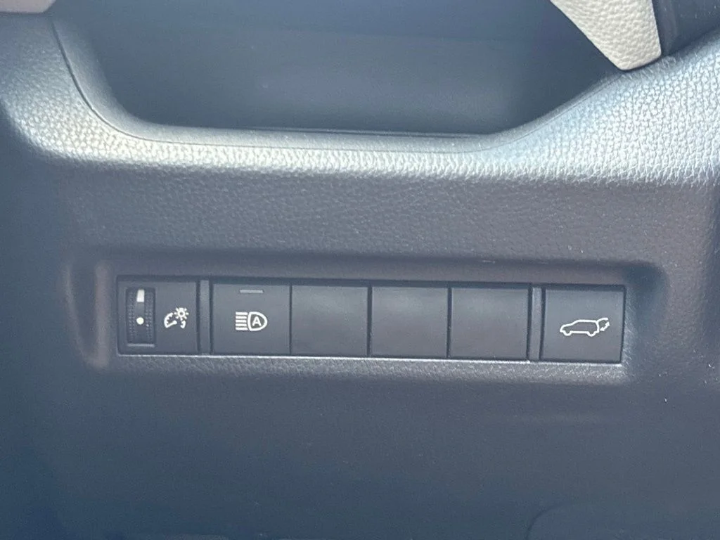Used 2021  Toyota XLE Premium image 22