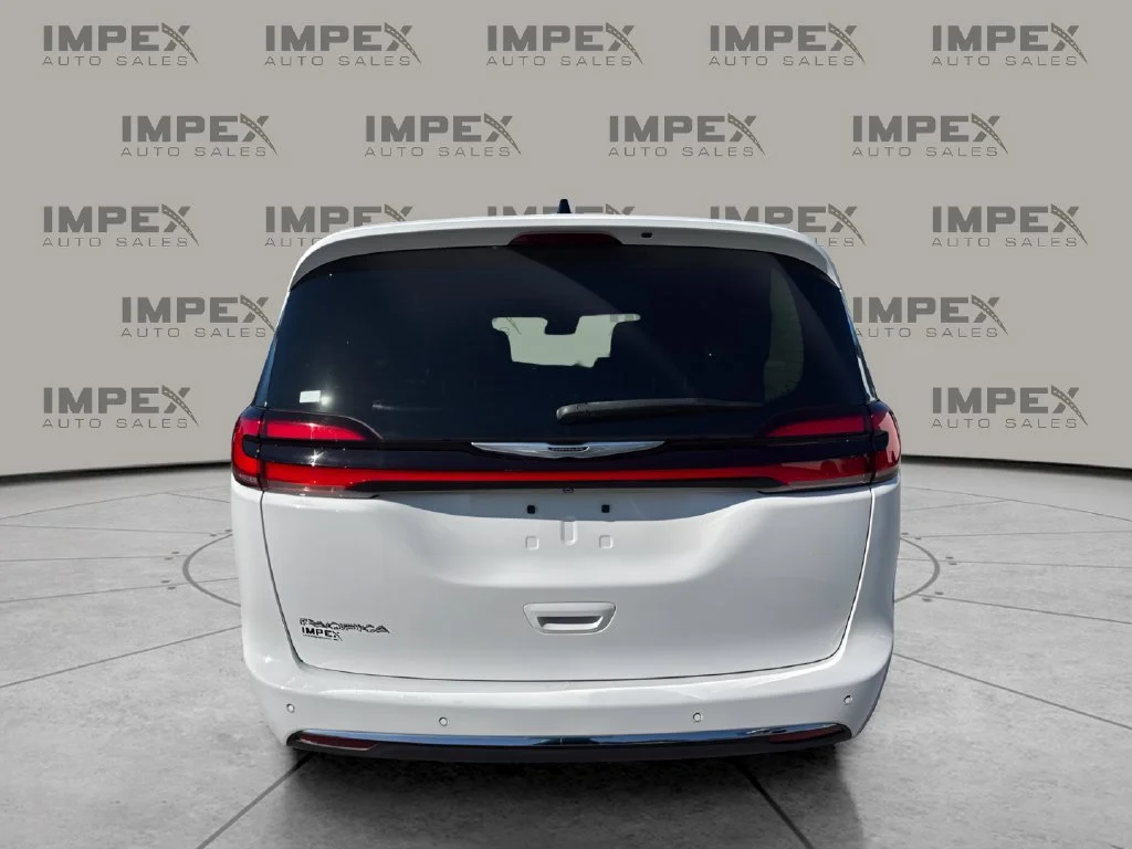 Used 2024 White Chrysler Touring L image 4
