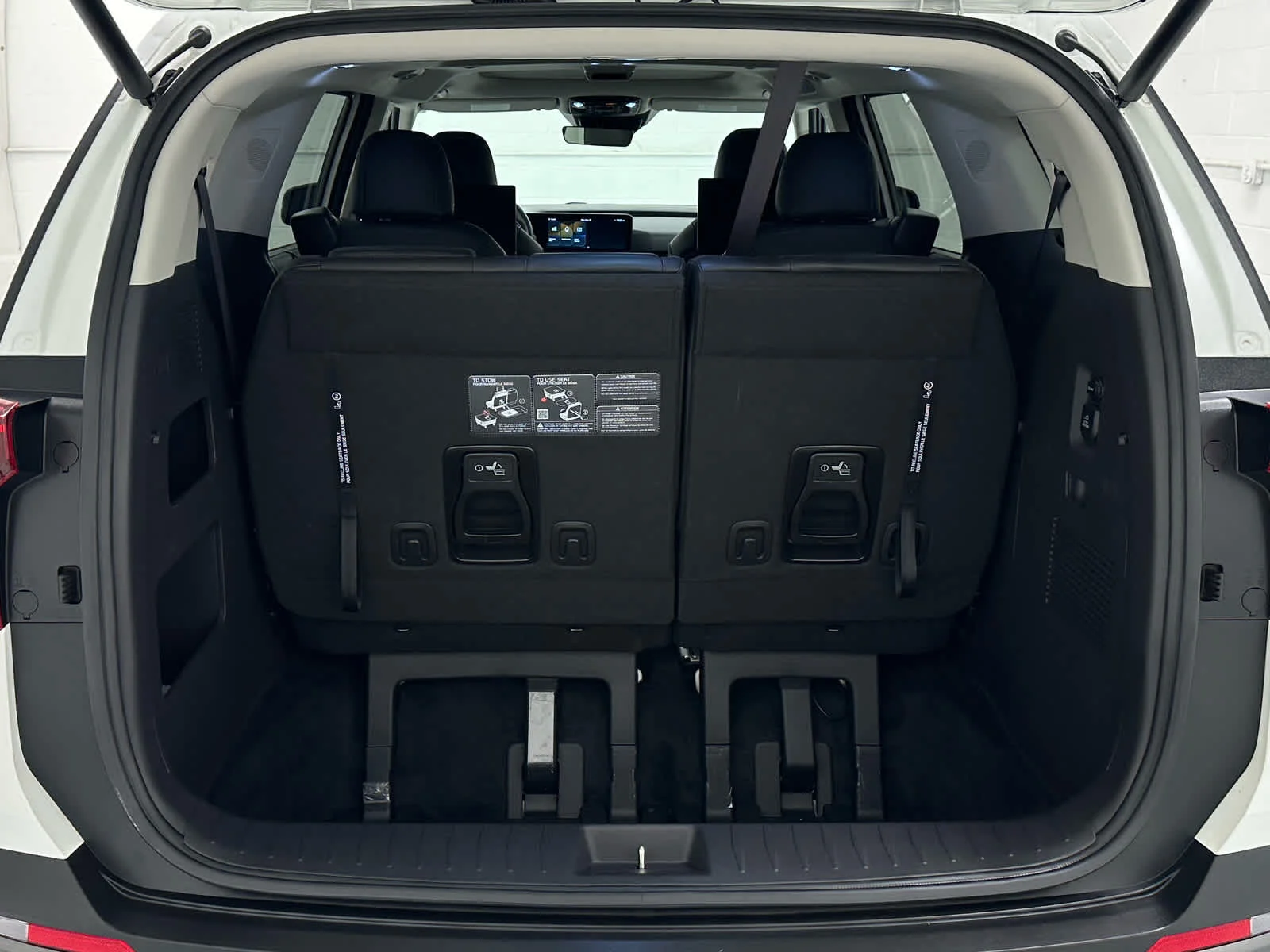 Used 2025 Snow White Pearl Kia SX image 49