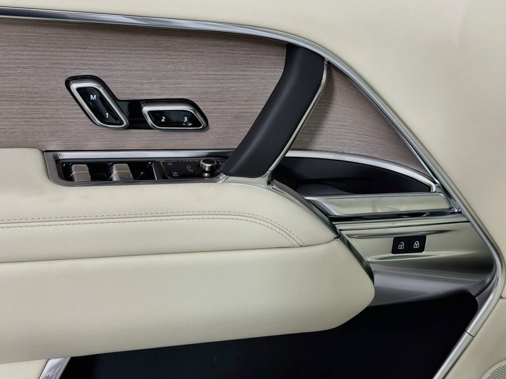 New 2026 Fuji White Land Rover SE image 18