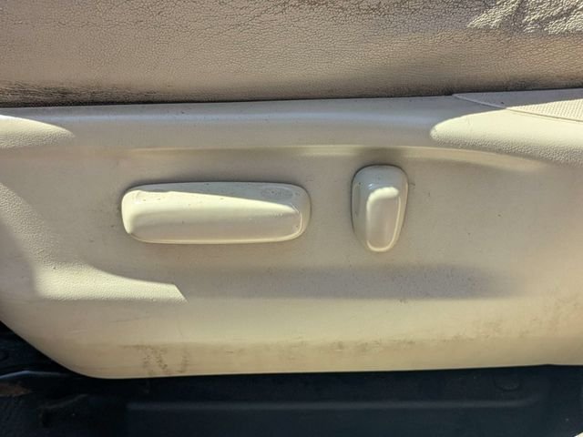 Used 2013 White Toyota LE image 20