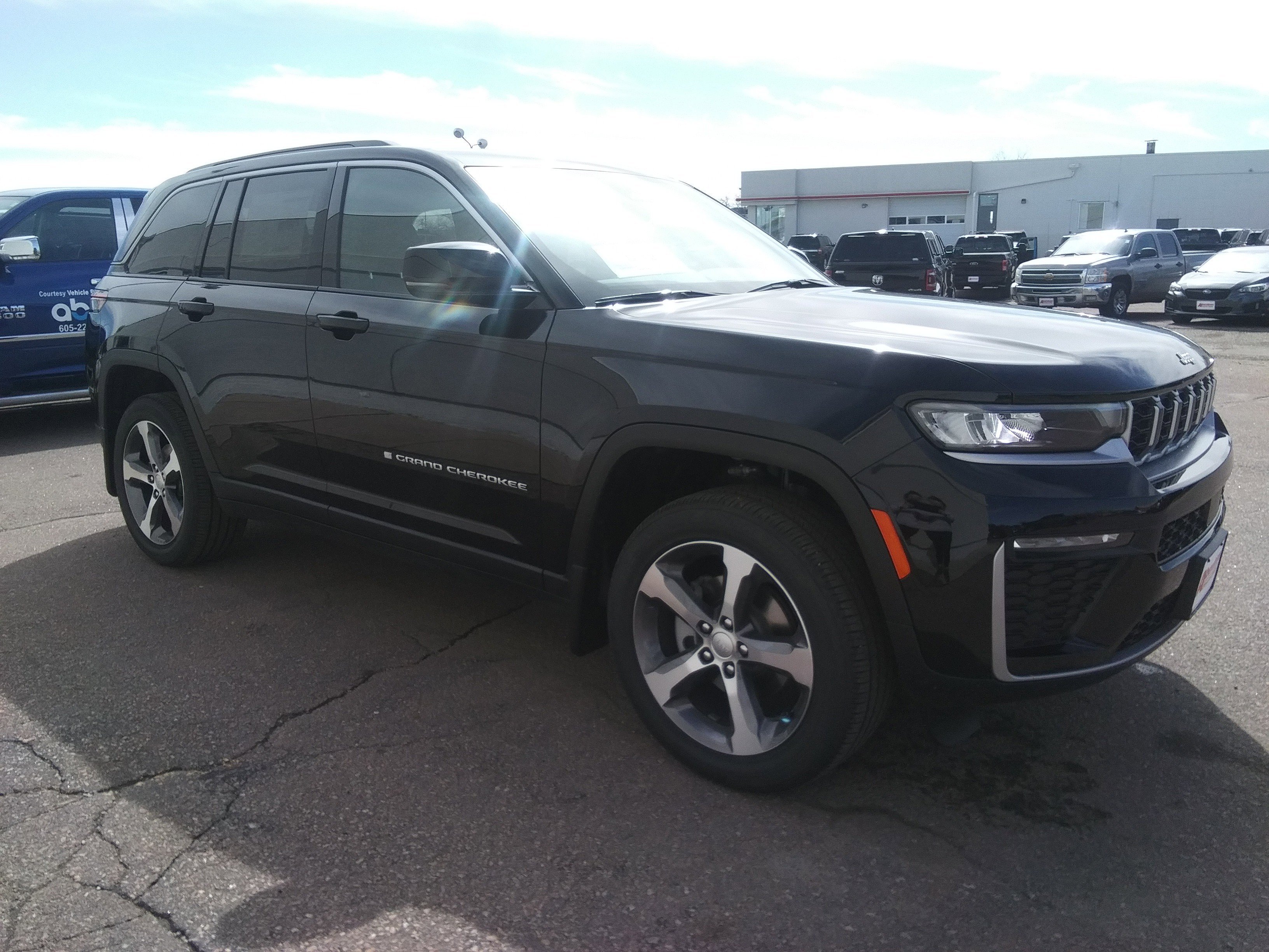New 2026 Diamond Black Crystal Pearl-Coat Exterior Paint Jeep Limited image 4