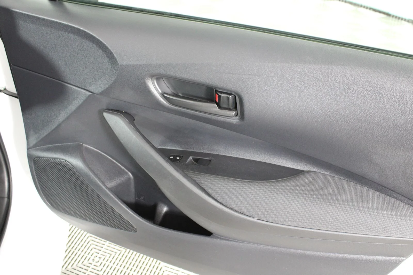 Used 2025 White Toyota LE image 23