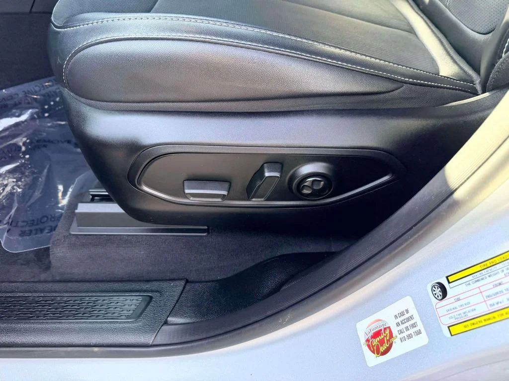Used 2024 Silver Jeep Altitude image 14