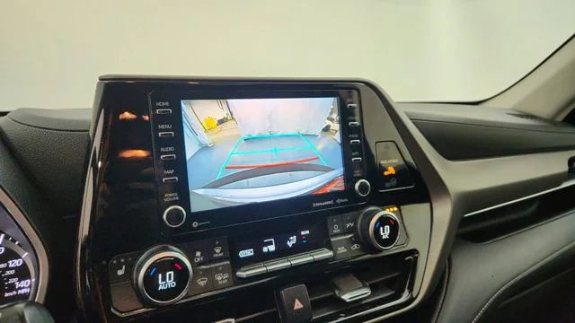 Used 2021 Silver Toyota XLE image 23
