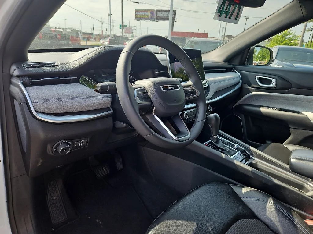 Used 2024 White Jeep Latitude image 19