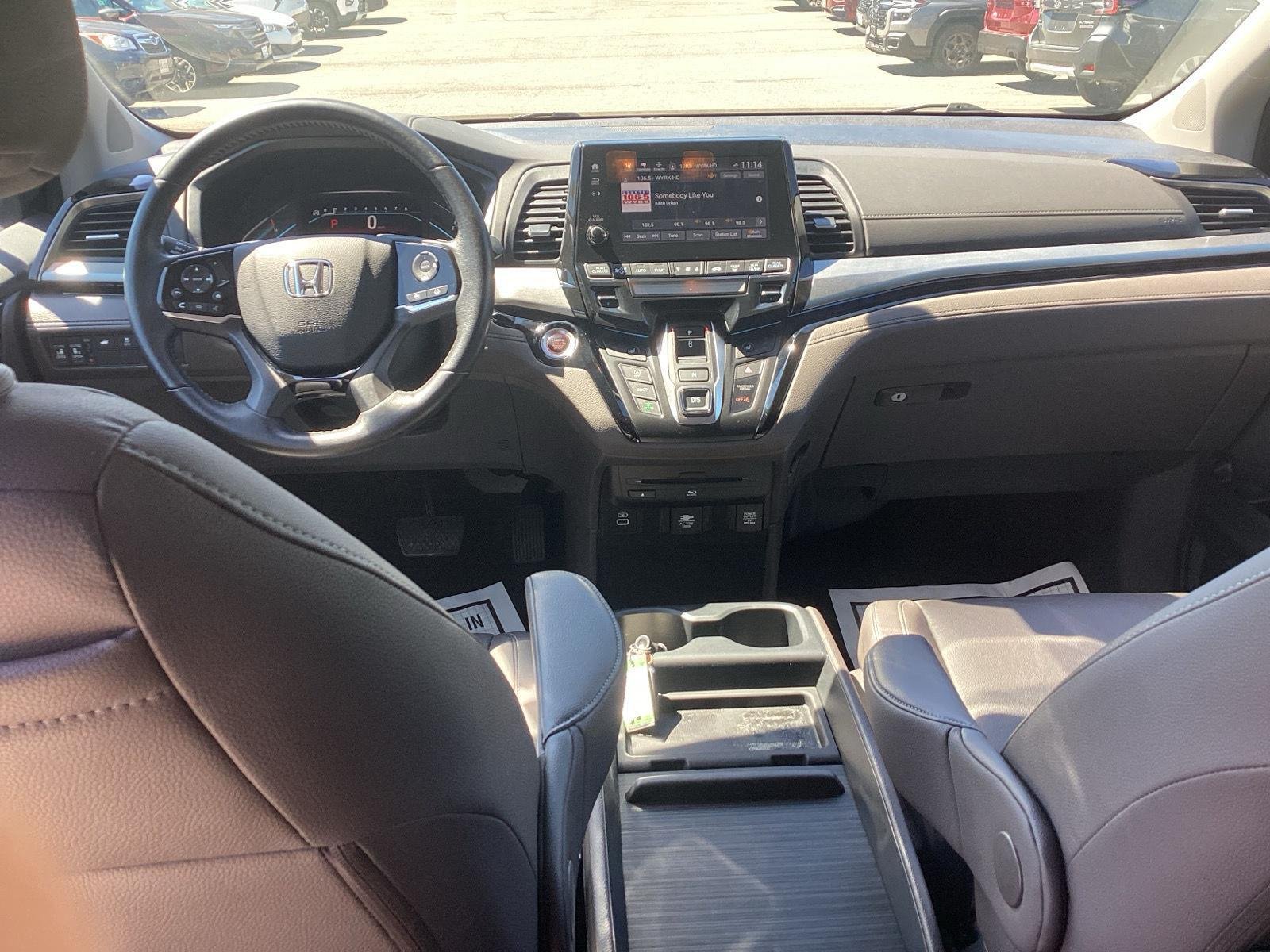 Used 2021 Lunar Silver Metallic Honda Touring image 17