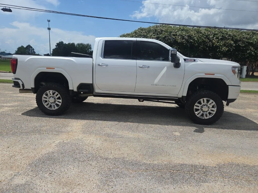 Used 2022 White GMC Denali image 11