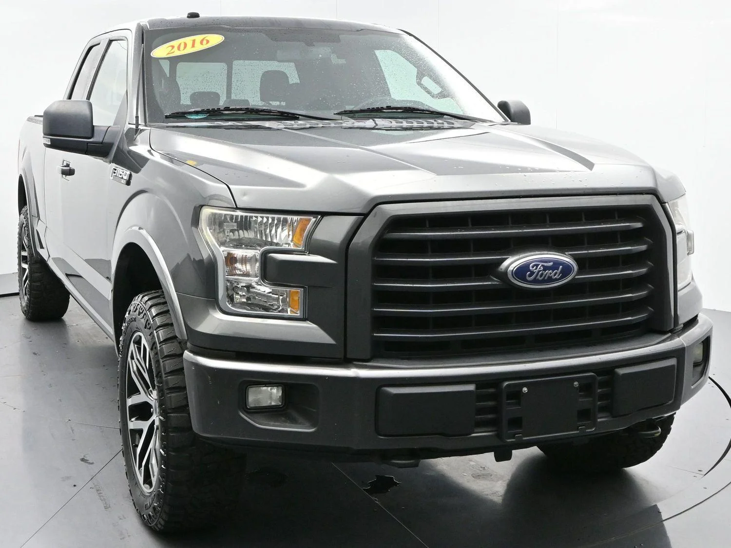 Used 2016 Magnetic Metallic Ford XLT image 2