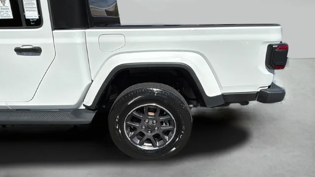 Used 2020 White Jeep Overland 4x4 image 38
