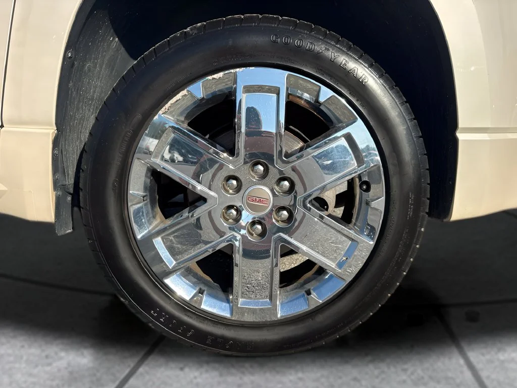 Used 2015 White GMC Denali image 35