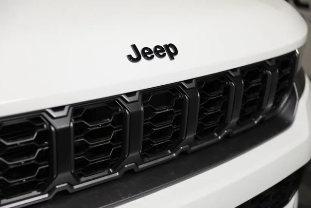 New 2026 Bright White Clear-Coat Exterior Paint Jeep Altitude image 28