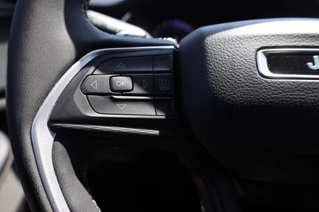 Used 2023 White Jeep Laredo image 26