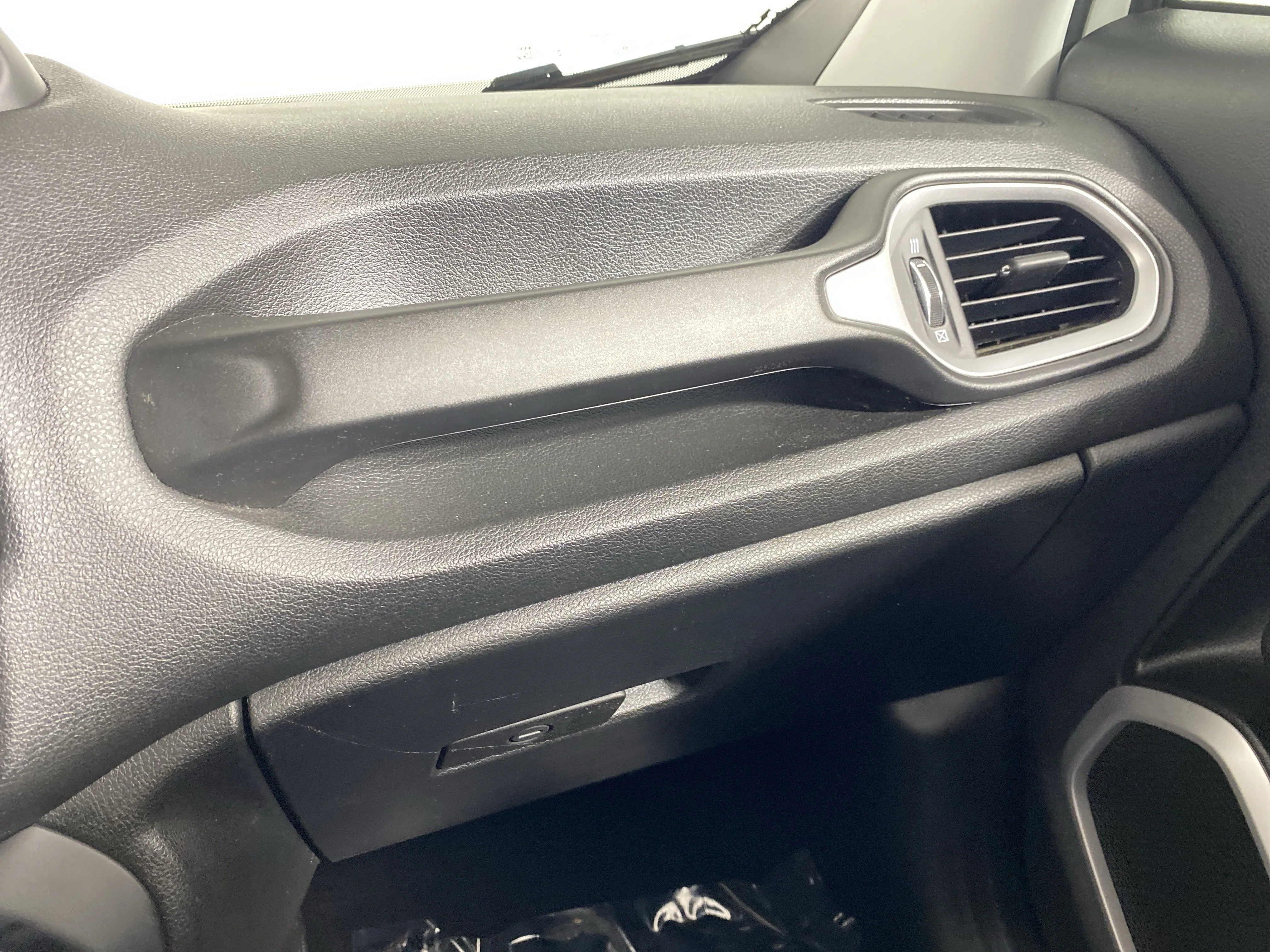 Used 2020 Alpine White Clearcoat Jeep Latitude image 31