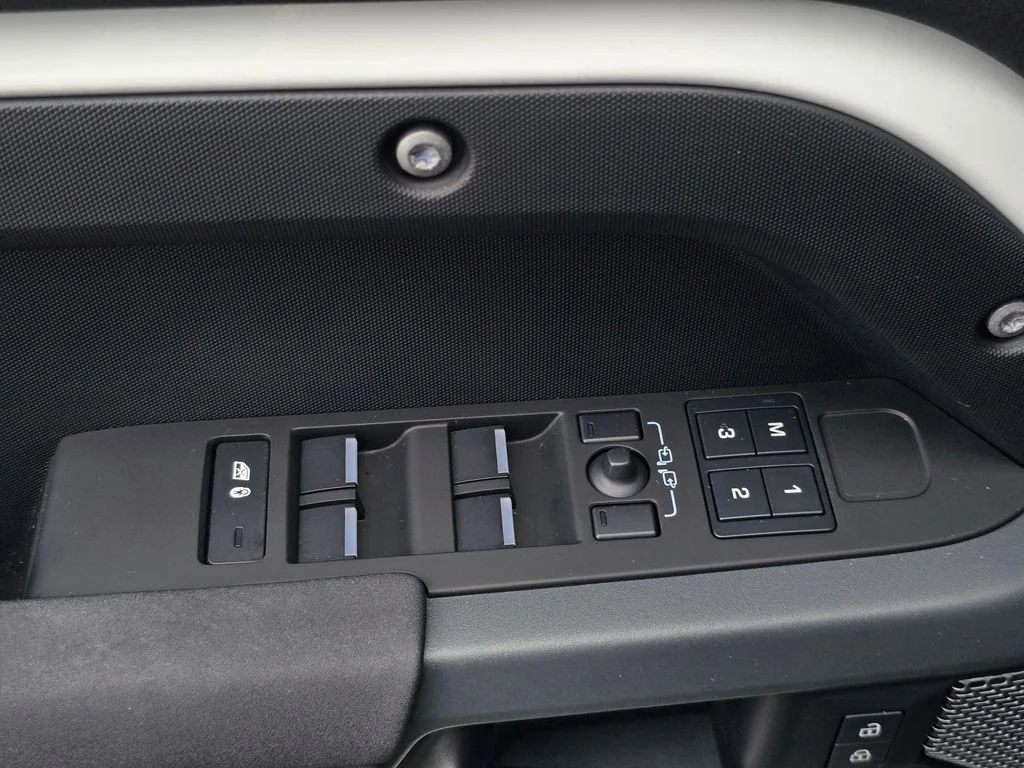 Used 2023 Fuji White Land Rover X-Dynamic SE image 29