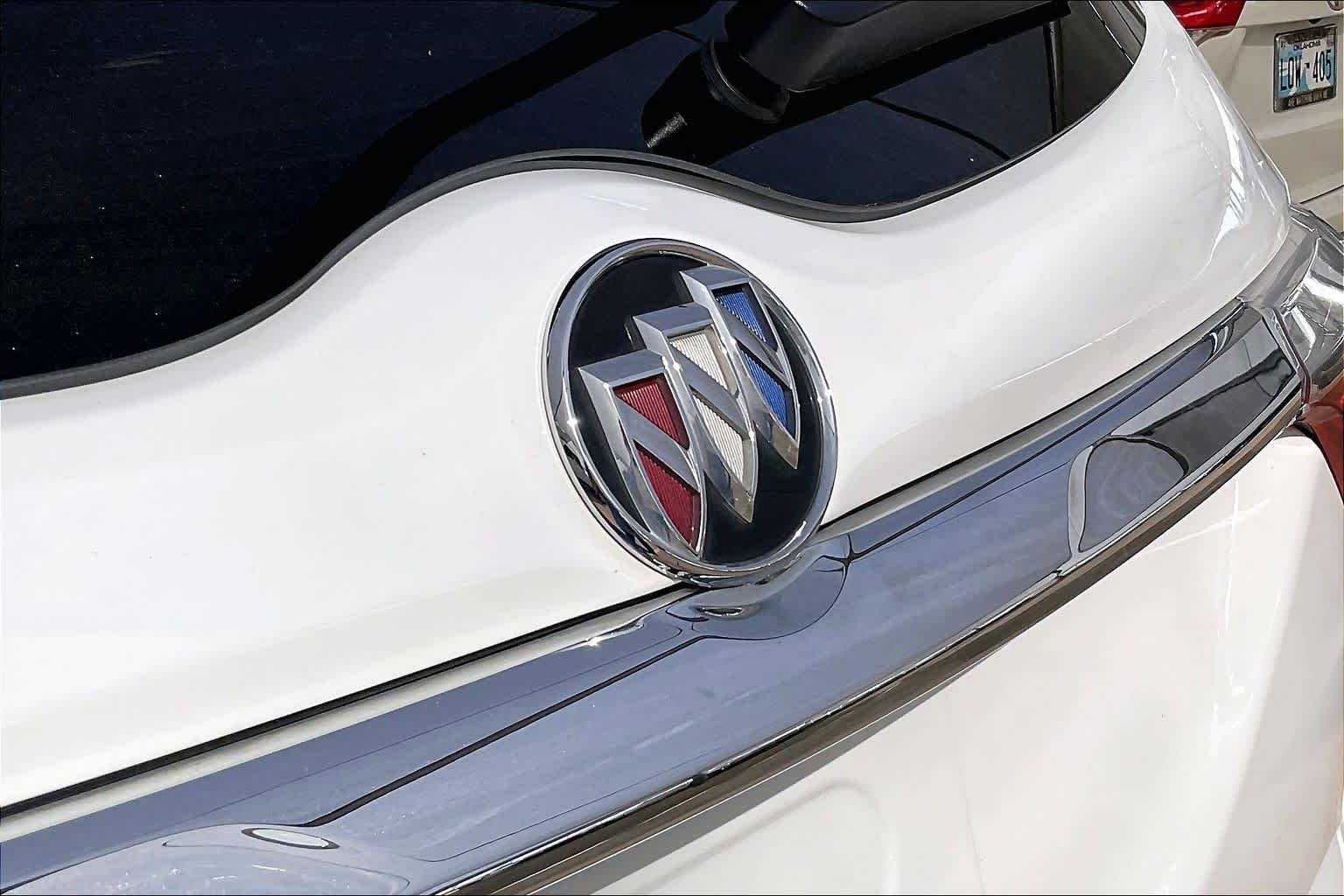 Used 2022 Summit White Buick Premium image 27