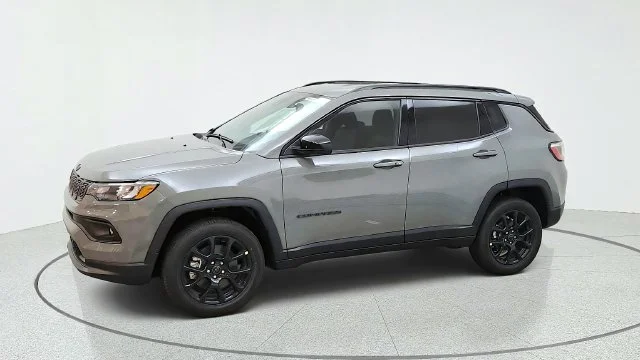 New 2027 Sting-Gray Clear-Coat Paint Jeep Latitude image 5