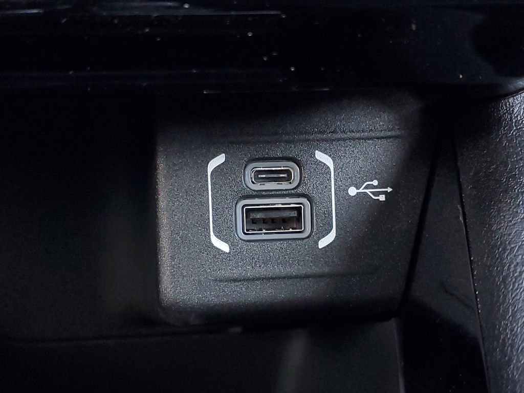 New 2026 Diamond Black Crystal Pearlcoat Jeep Latitude image 31