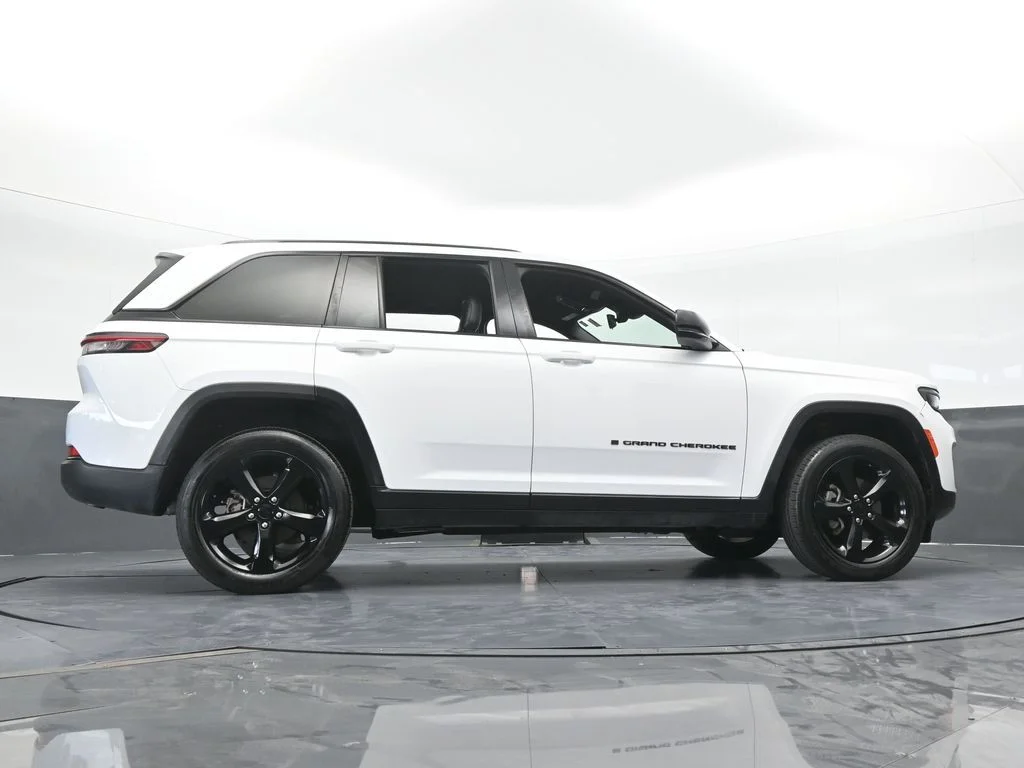 Used 2023 Bright White Clearcoat Jeep Altitude X image 60