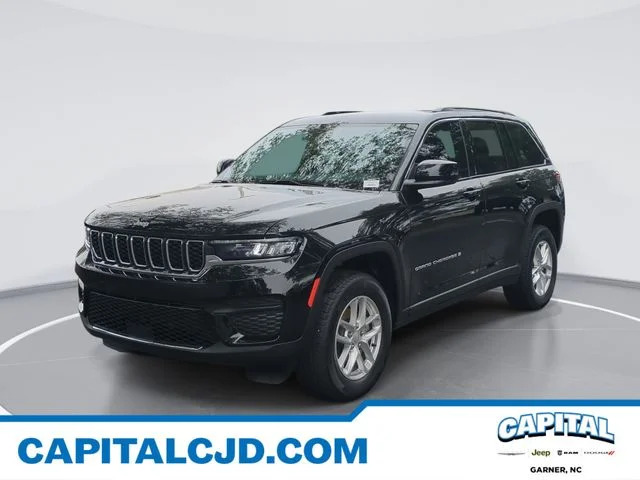 New 2026 Diamond Black Crystal Pearl-Coat Exterior Paint Jeep Laredo X image 1