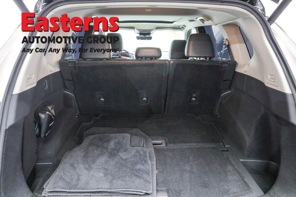 Used 2023 Silver Nissan SL image 10