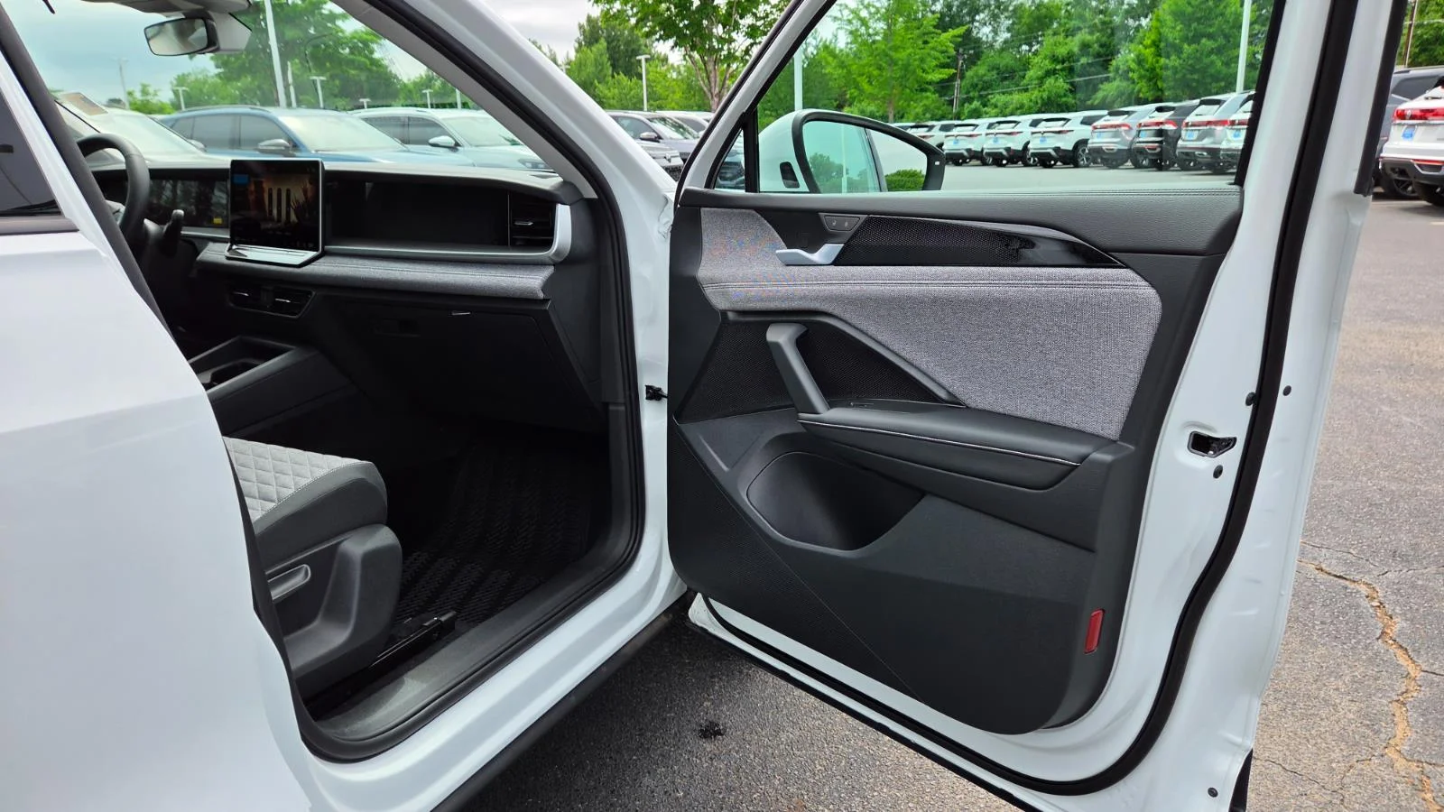 New 2026 pure white Volkswagen S image 41