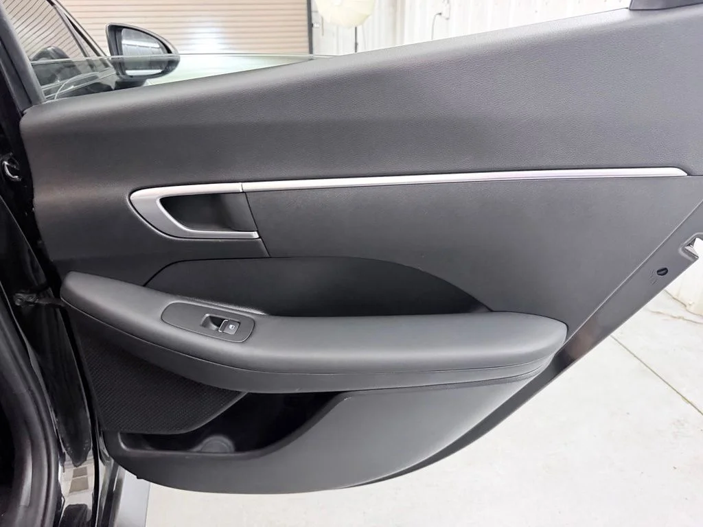 Used 2021 Black Hyundai SE image 31
