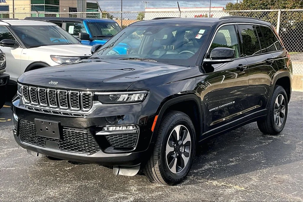 Used 2024 Diamond Black Jeep 4xe image 11