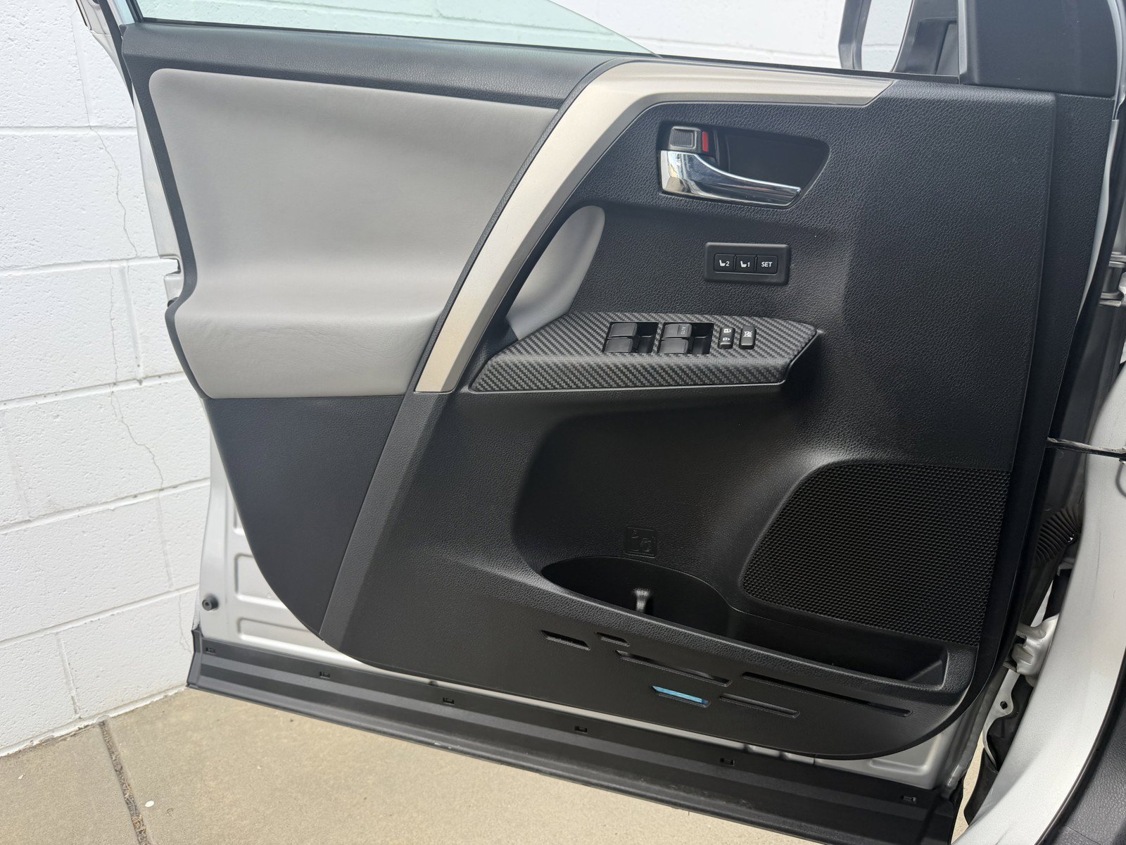 Used 2015 Classic Silver Metallic Toyota Limited image 18