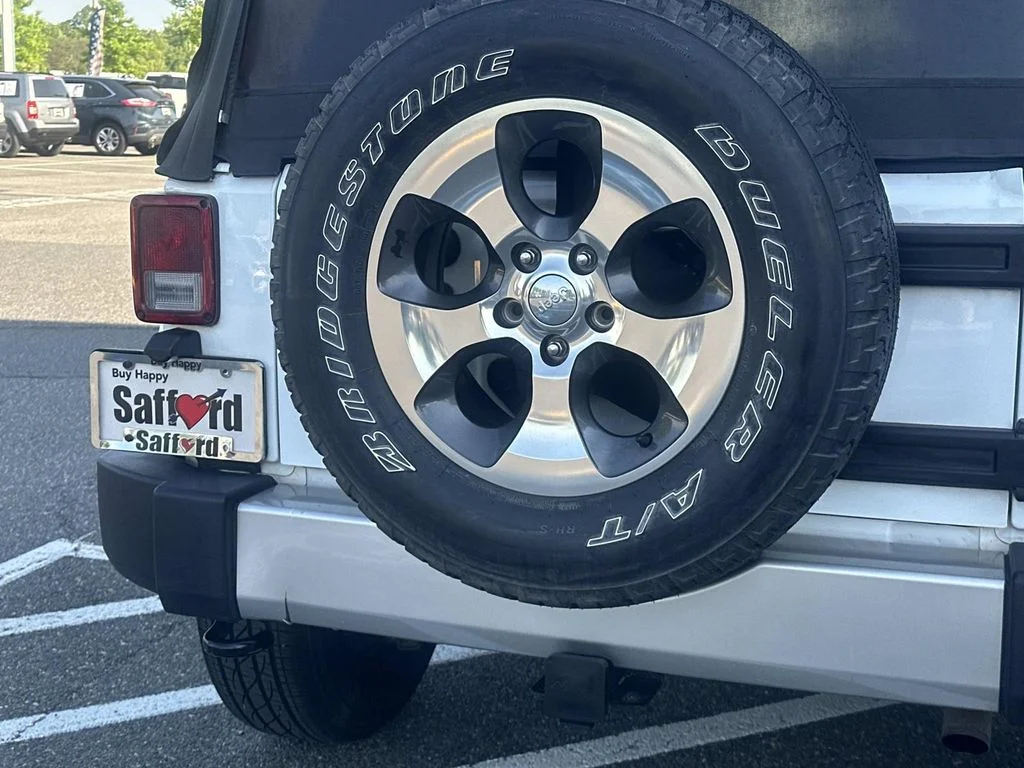 Used 2018 White Jeep Unlimited Sahara image 11