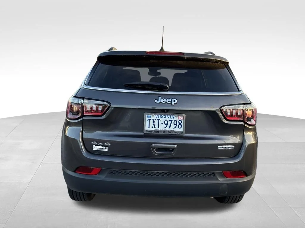 Used 2022 Gray Jeep Latitude image 4