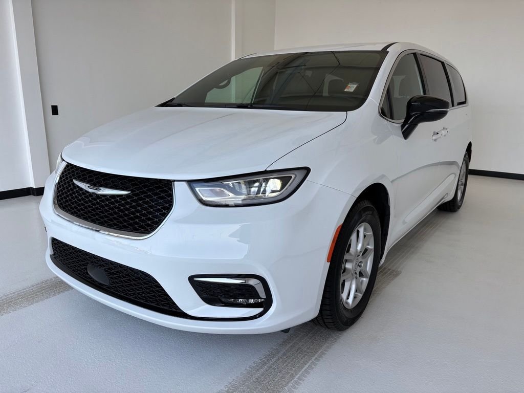 Used 2025 White Chrysler Select image 18