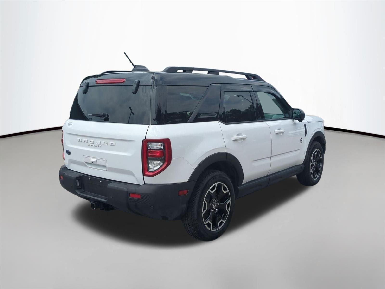 Used 2025 Oxford White Clearcoat Ford Outer Banks image 5