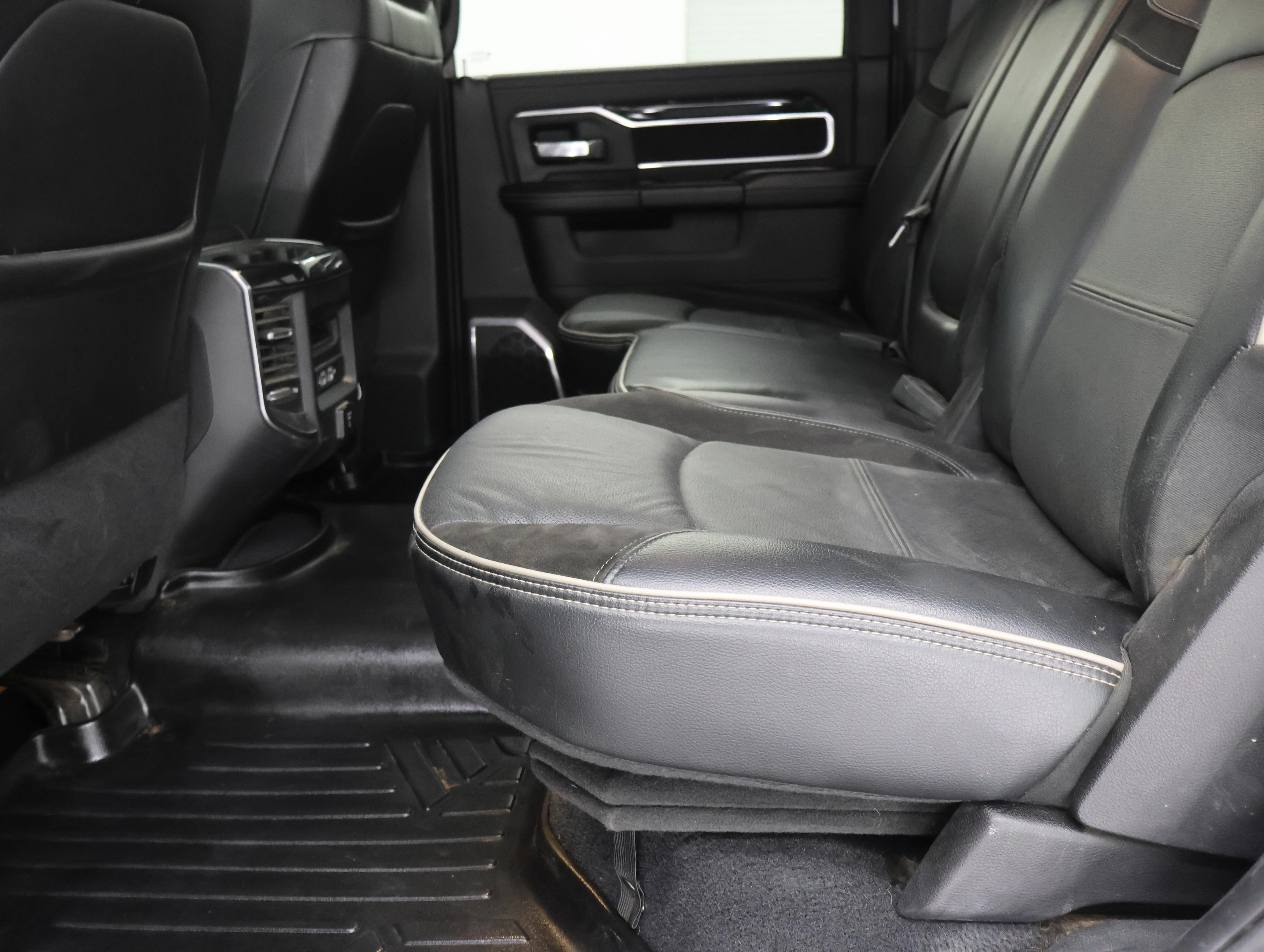 Used 2020 Billet Silver Metallic Clearcoat Ram Laramie image 40