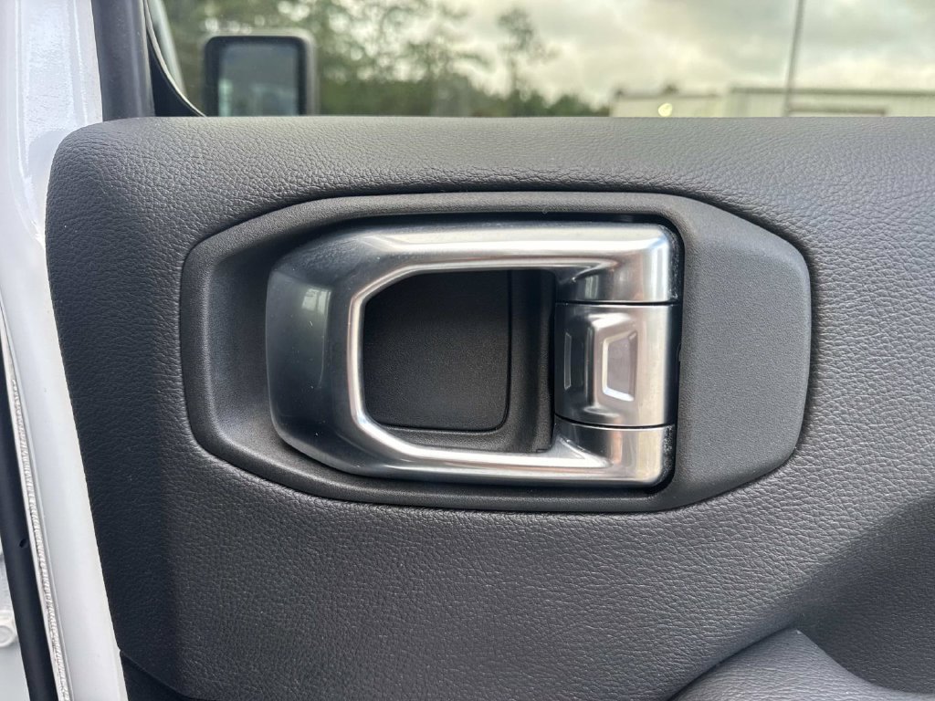 Used 2023 White Jeep Altitude image 22