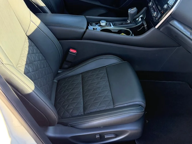 Used 2019 Pearl White Trico Nissan Platinum image 19
