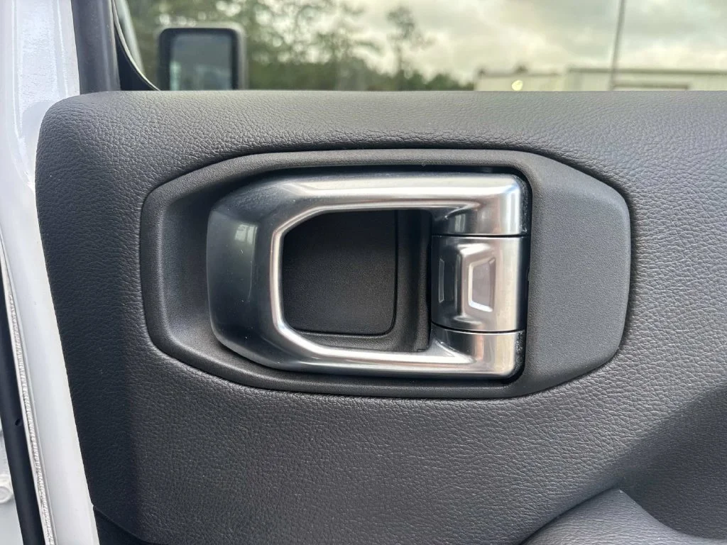 Used 2023 White Jeep Altitude image 22