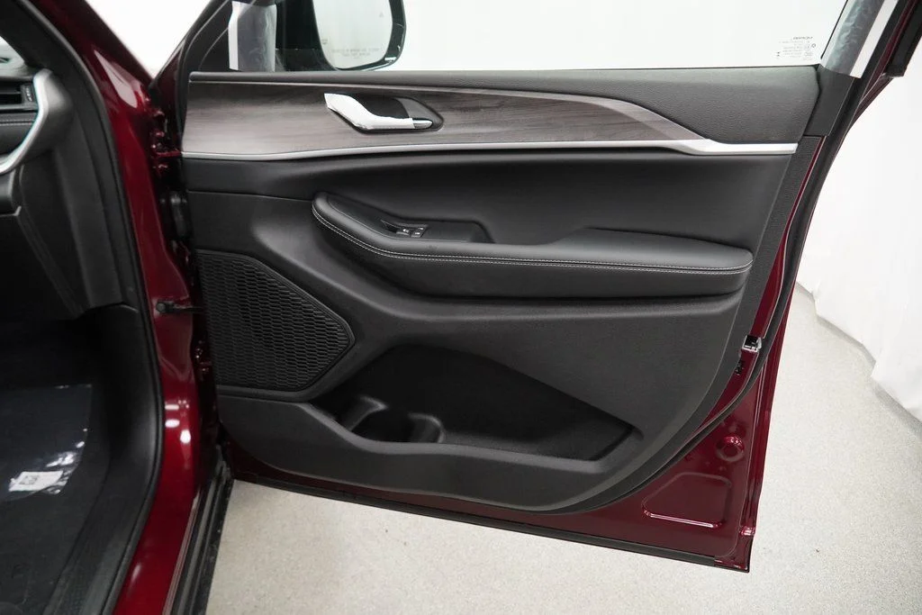 New 2026 Velvet Red Pearl-Coat Exterior Paint Jeep Altitude image 33