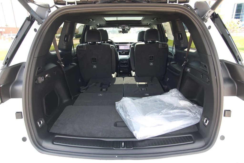 New 2026 Bright White Clear-Coat Exterior Paint Jeep Limited image 15