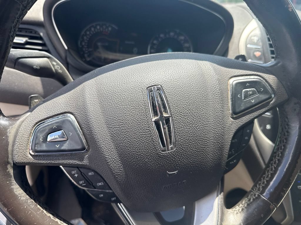 Used 2017  Lincoln Reserve image 2