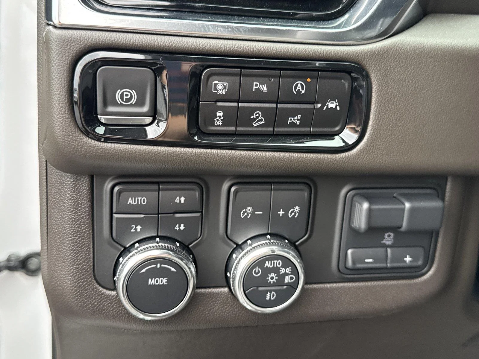 Used 2025 Summit White GMC Elevation image 20