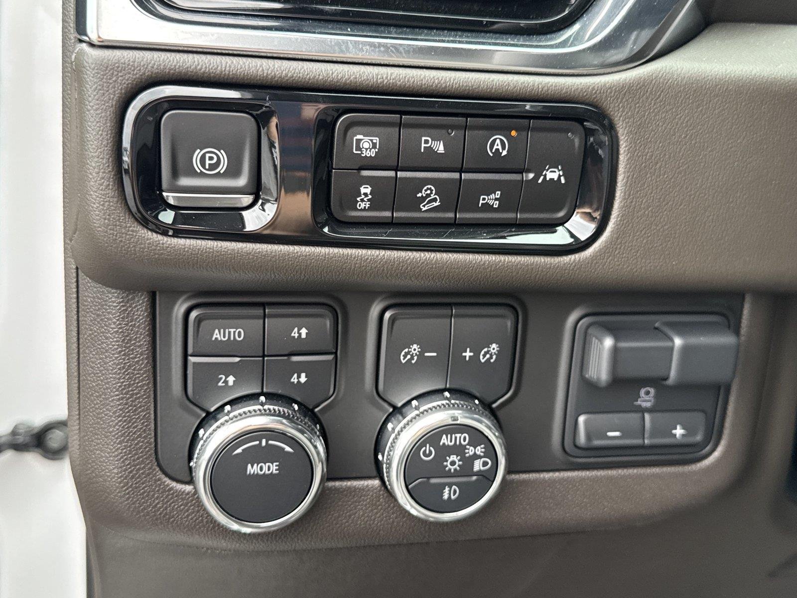 Used 2025 Summit White GMC Elevation image 20