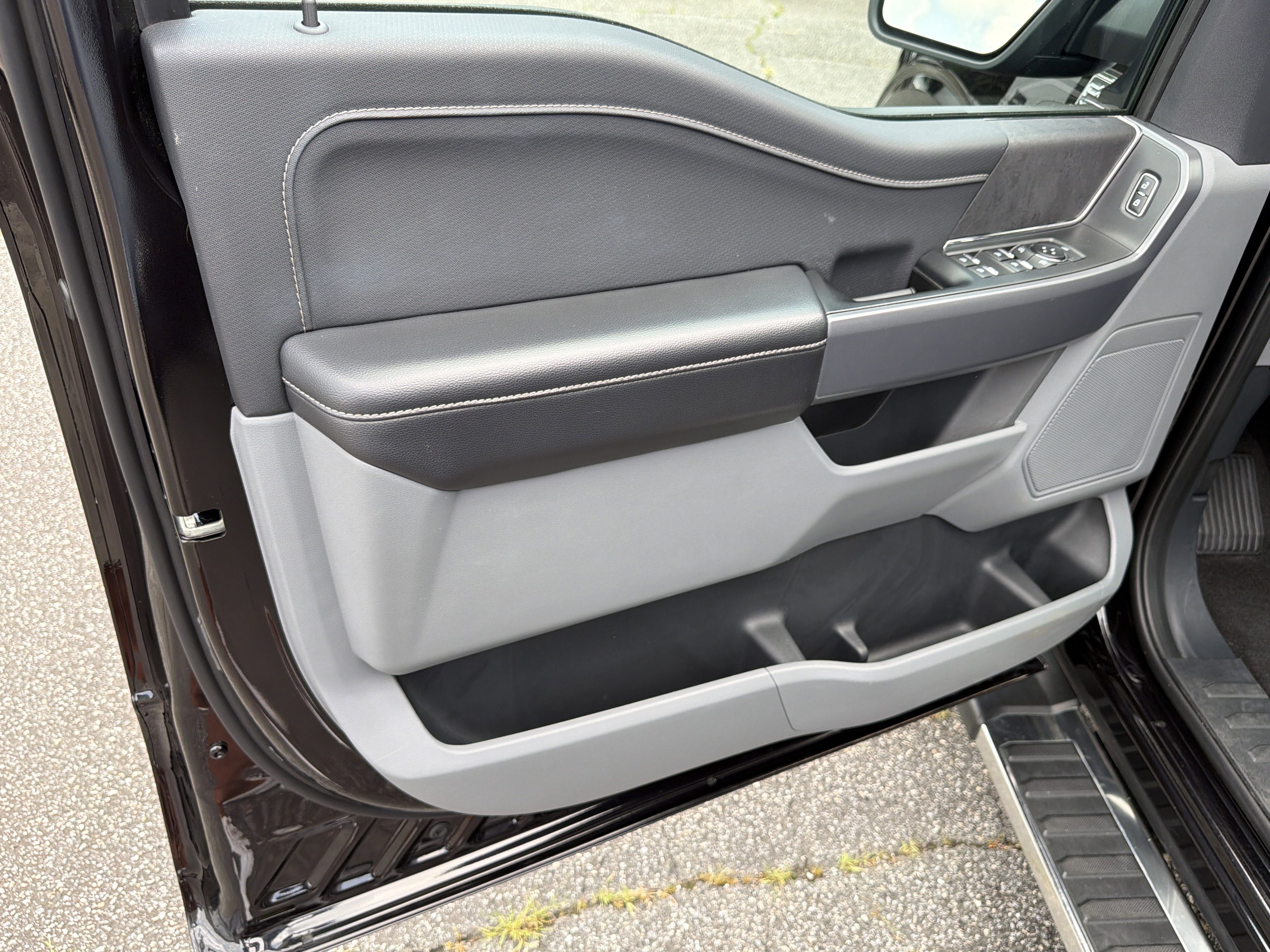 Used 2025 Black Metallic Ford XLT image 10