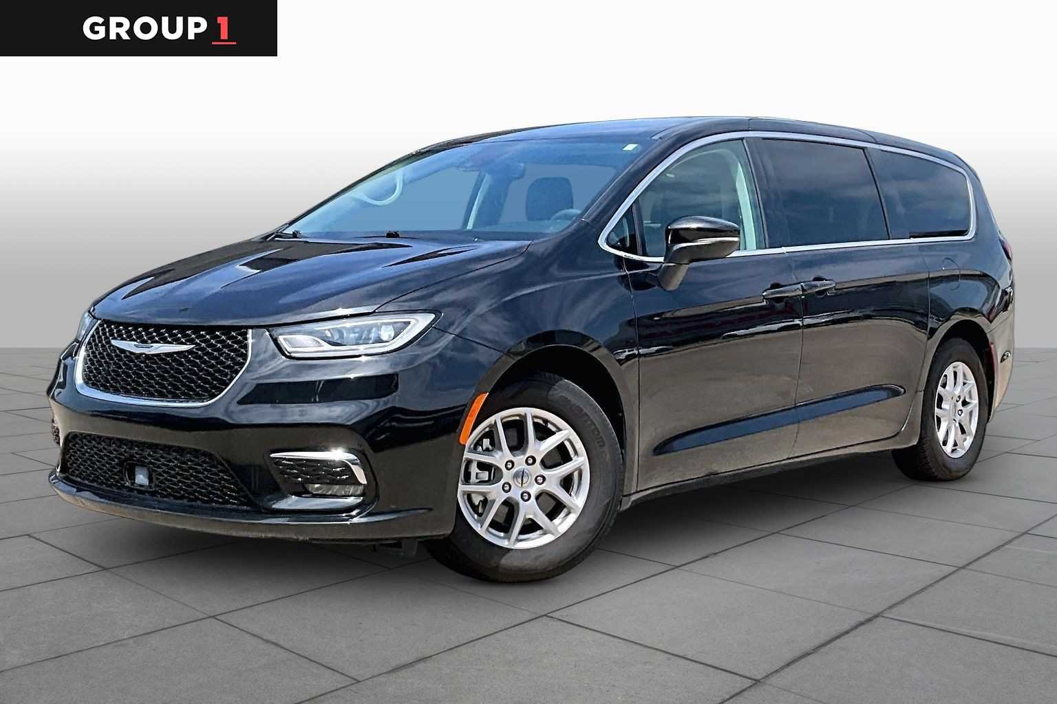 2023 Chrysler Pacifica Touring L's photo